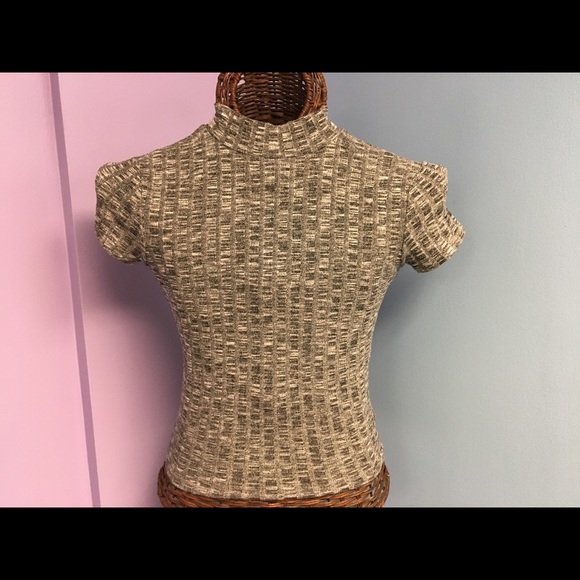 Gray Mock Ribbed Short Sleeve Top 🫶🏻 - Picture 4 of 6